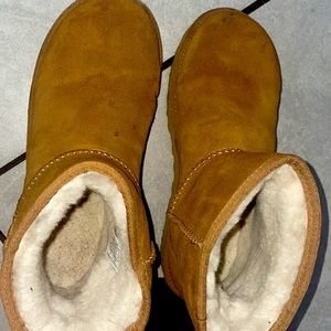 Gir UGGS Worn a couple of times but still in good shape .